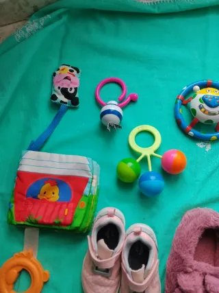 Lote de juguetes y zapatitos para bebé