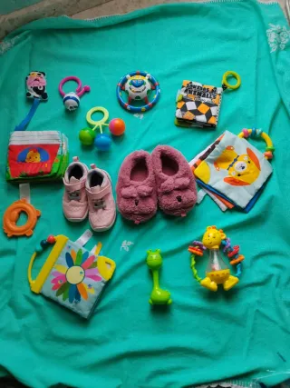 Lote de juguetes y zapatitos para bebé