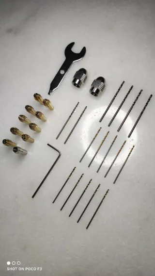 Juego portabrocas, pinzas, brocas y llaves ajuste.