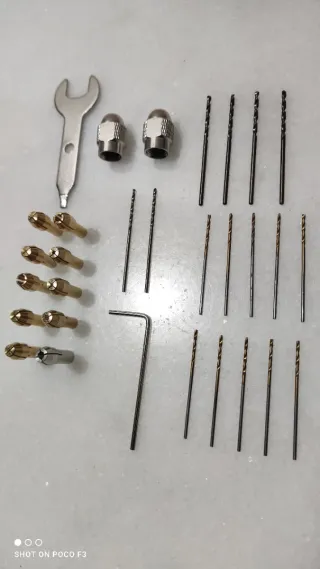 Juego portabrocas, pinzas, brocas y llaves ajuste.