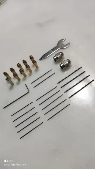 Juego portabrocas, pinzas, brocas y llaves ajuste.