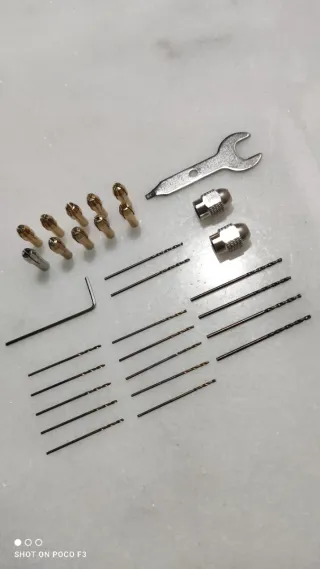 Juego portabrocas, pinzas, brocas y llaves ajuste.