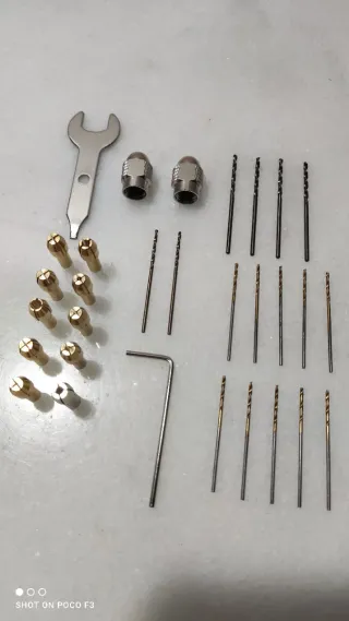 Juego portabrocas, pinzas, brocas y llaves ajuste.