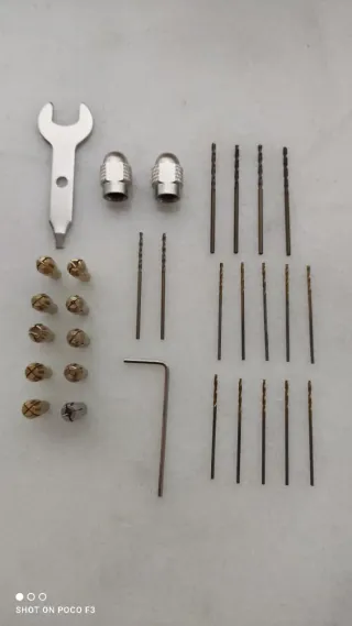 Juego portabrocas, pinzas, brocas y llaves ajuste.