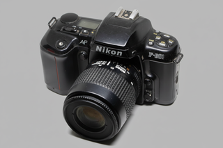 Cámara Nikon F-601 + Objetivo 35-80mm