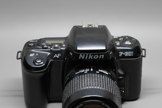 Cámara Nikon F-601 + Objetivo 35-80mm