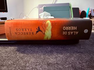 Alas de Hierro - Rebecca Yarros (cantos pintados)