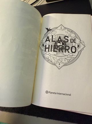 Alas de Hierro - Rebecca Yarros (cantos pintados)