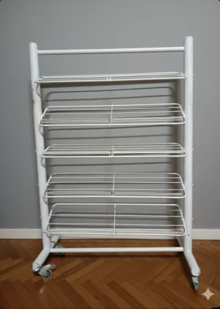 Estantería metálica blanca con ruedas.