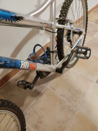 Bicicleta gris para niño