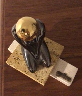 Escultura Porcelana Galos Mujer Dorada