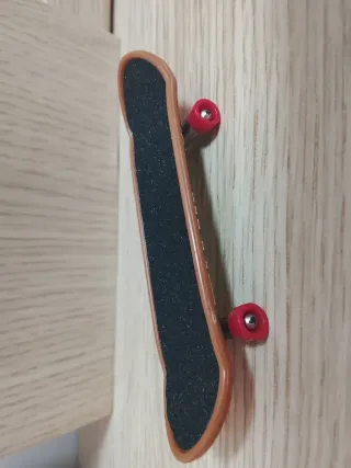 Monopatín para dedos