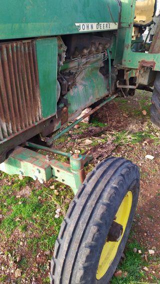 Tractor John Deere 3135 para reparar