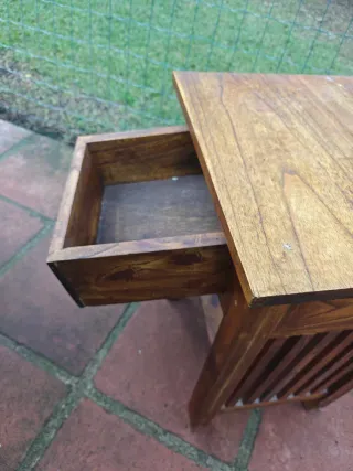 Comodino in legno massello con cassetto