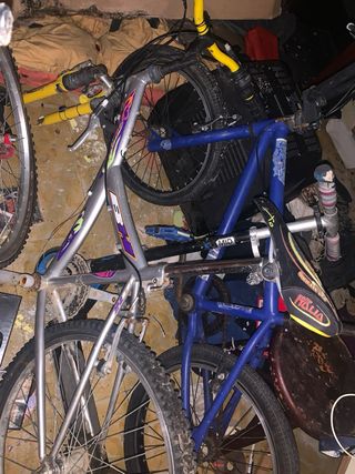 Bicicleta BMX azul con modificaciones