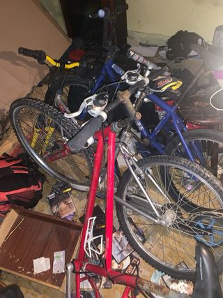 Bicicleta BMX azul con modificaciones