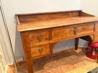 Escritorio antiguo de madera