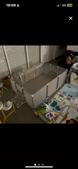 Parque infantil bebé con canasta y portería.