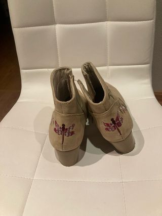 Botines beige mujer con motivos florales.