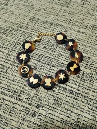 Pulsera con dijes dorados