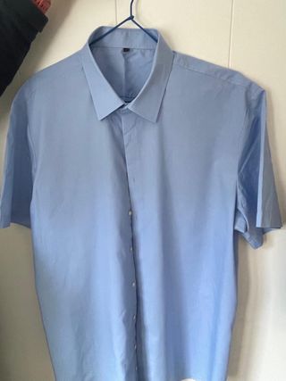 2 Camisas ( 1 Marca Ungaro muy poco uso.