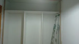 Armario modular blanco con puertas correderas