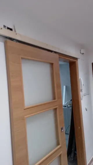 Armario modular blanco con puertas correderas