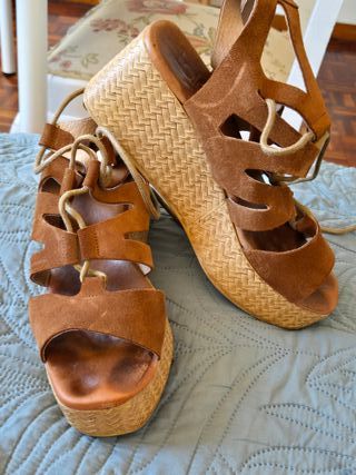 Sandalias de cuña de piel