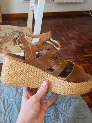 Sandalias de cuña de piel