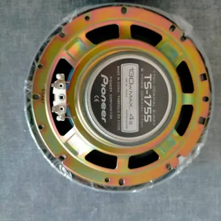 Altavoces coche negros y plateados