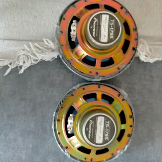 Altavoces coche negros y plateados