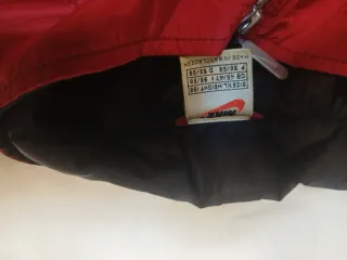 Chubasquero Nike Rojo,le falta la capucha.