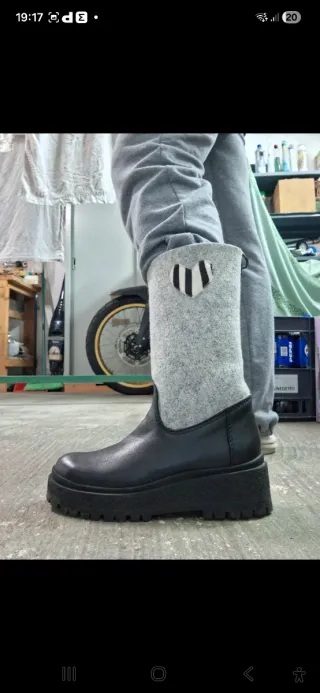 Stivali invernali grigi e neri con cuore