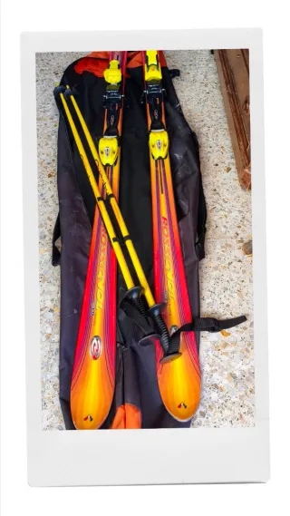 Esquís Rossignol con bastones y funda