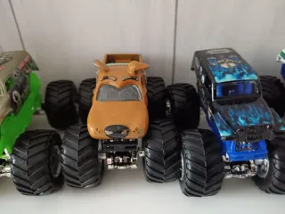 Lote 8 Monster Trucks Hot Wheels