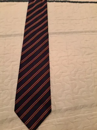 Corbata azul con rayas rojas y amarillas