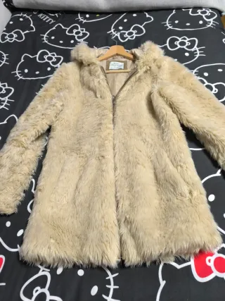 Abrigo pelo capucha beige Bershka Talla M