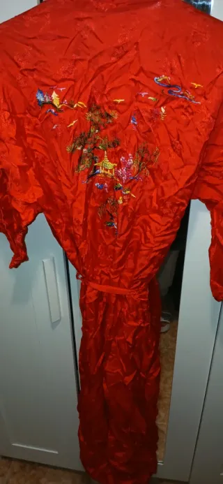 Bata de seda roja