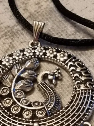 Collana con ciondolo pavone e perline