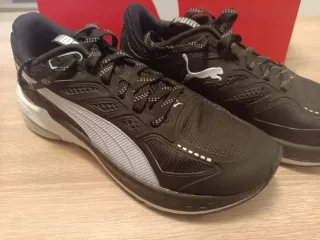 Zapatillas Puma Negras y Plateadas