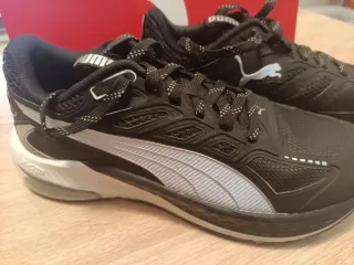 Zapatillas Puma Negras y Plateadas