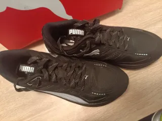 Zapatillas Puma Negras y Plateadas