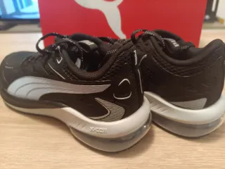 Zapatillas Puma Negras y Plateadas