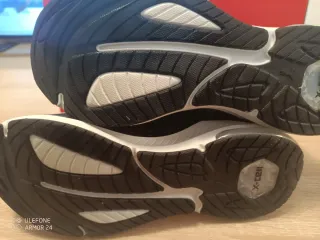 Zapatillas Puma Negras y Plateadas