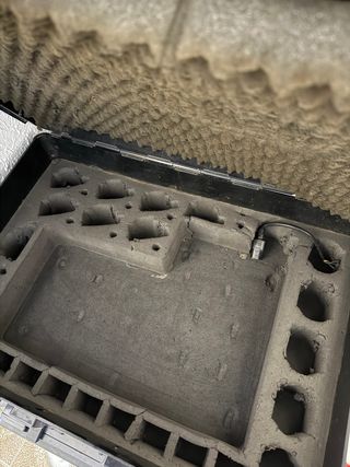 Maleta negra con interior acolchado