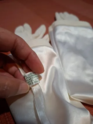 Elegantes guantes largos, ideales para novias.