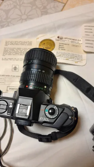 Cámara Pentax con flash y correa