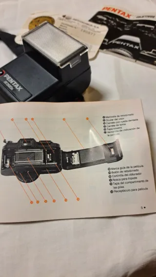 Cámara Pentax con flash y correa