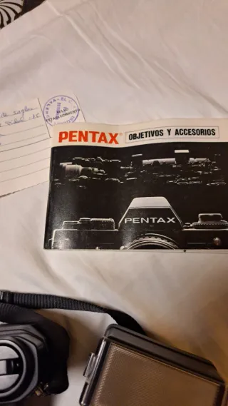 Cámara Pentax con flash y correa