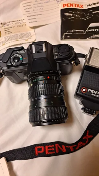 Cámara Pentax con flash y correa